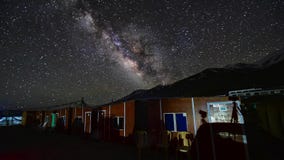 4k, timelapse, Â de Melkwegmelkweg die zich over bergen bij Pangong-Meer in Ladakh, Noord-India bewegen stock videobeelden 4k, timelapse, Â de Melkwegmelkweg die zich over bergen bij Pangong-Meer in Ladakh, Noord-India bewegen stock videobeelden